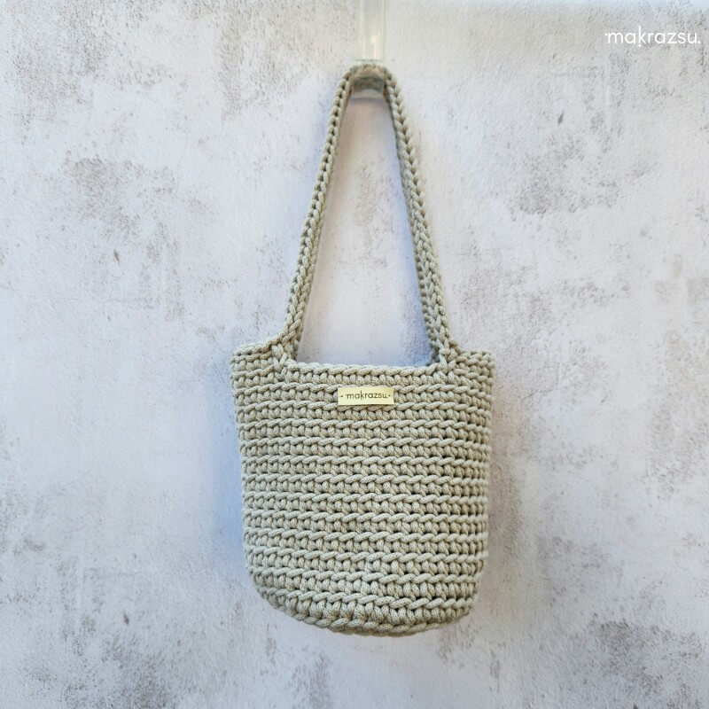 Vállra akasztható kis shopper (világos bézs - kerek alj)