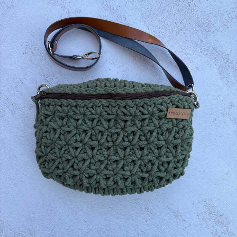 Jázmin mintás horgolt öv- oldaltáska bőrpánttal (olajfa)