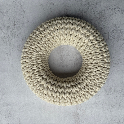 Nagy horgolt koszorú búzaszem mintával (aranyszálas ekrü)